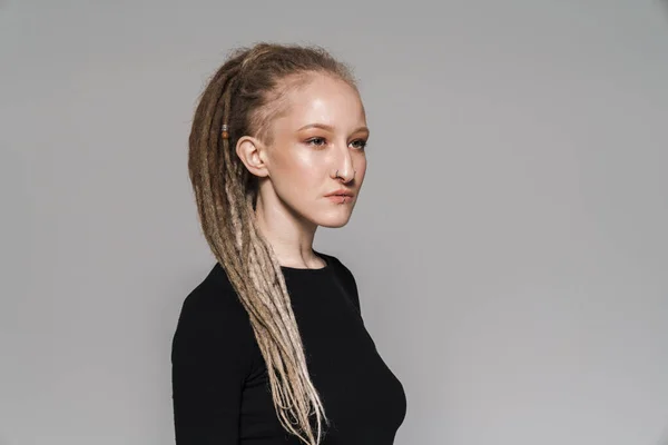 Retrato Uma Jovem Mulher Confiante Atraente Com Dreadlocks Isolado Sobre — Fotografia de Stock