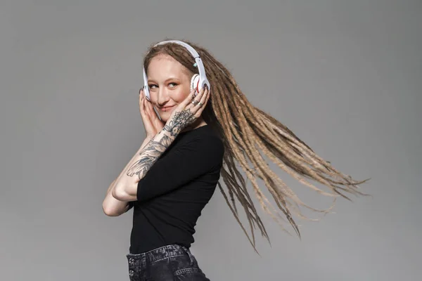 Retrato Una Atractiva Joven Sonriente Con Rastas Pie Aislada Sobre —  Fotos de Stock