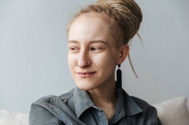 Rastalı, piercingli ve dövmeli güzel bir genç kız resmi..