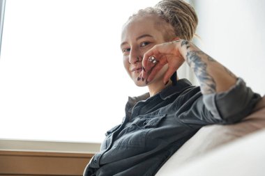 Rastalı ve piercingli genç bir kızın görüntüsü..