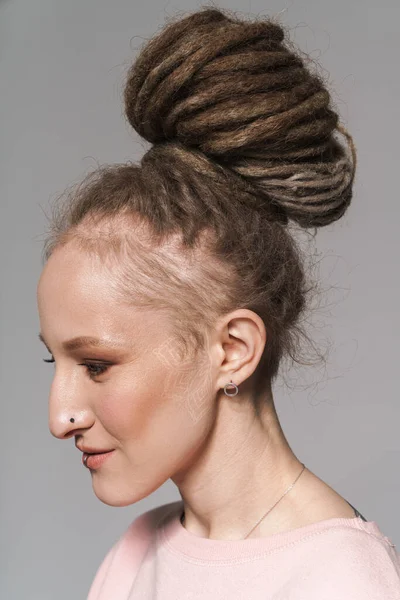 Retrato Una Atractiva Joven Sonriente Con Rastas Pie Aisladas Sobre — Foto de Stock