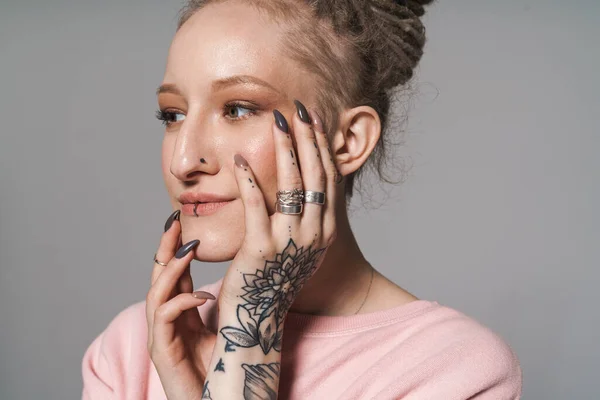 Képek Csillogás Rendkívüli Lány Tetoválás Arc Piercing Megérintette Arcát Elszigetelt — Stock Fotó