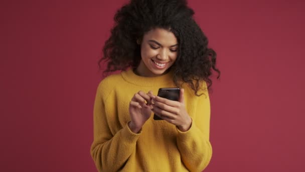 Joven Mujer Africana Bastante Alegre Aislado Sobre Fondo Rojo Oscuro — Vídeos de Stock