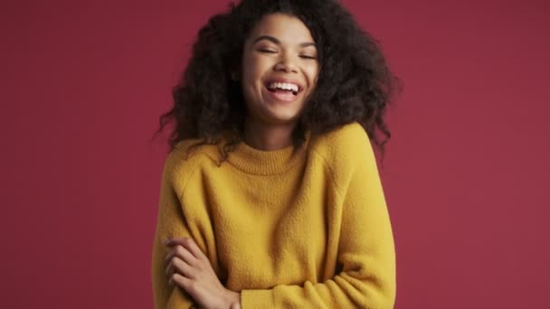 Jong Lachen Gelukkig Afrikaanse Vrouw Geïsoleerd Donker Rood Bordeaux Achtergrond — Stockvideo