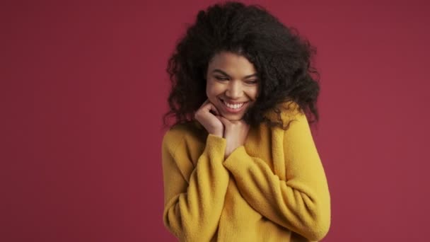 Νεαρή Αφρικανή Ευτυχισμένη Θετική Γυναίκα Απομονωμένη Σκούρο Κόκκινο Μπορντό Φόντο — Αρχείο Βίντεο