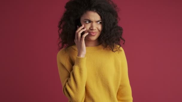 Joven Africana Confundida Mujer Disgustada Aislada Sobre Fondo Rojo Oscuro — Vídeo de stock