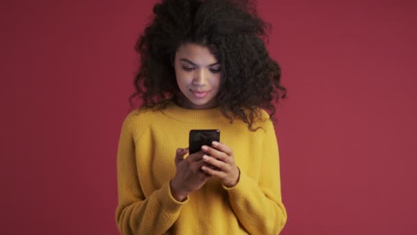 Joven Africana Sorprendida Emocional Complacido Mujer Aislado Sobre Rojo Oscuro — Vídeos de Stock