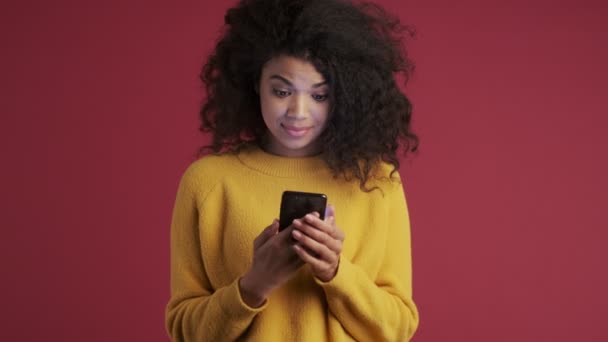 Joven Africana Sorprendida Emocional Complacido Mujer Aislado Sobre Rojo Oscuro — Vídeo de stock