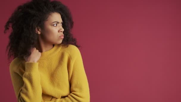 Joven Mujer Africana Sorprendida Aislada Sobre Fondo Rojo Oscuro Borgoña — Vídeo de stock