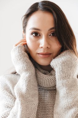 Beyaz arka planda izole edilmiş kendine güvenen Asyalı kadın görüntüsü