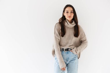 Beyaz arka planda izole edilmiş, poz veren ve kameraya bakan memnun Asyalı kadın görüntüsü