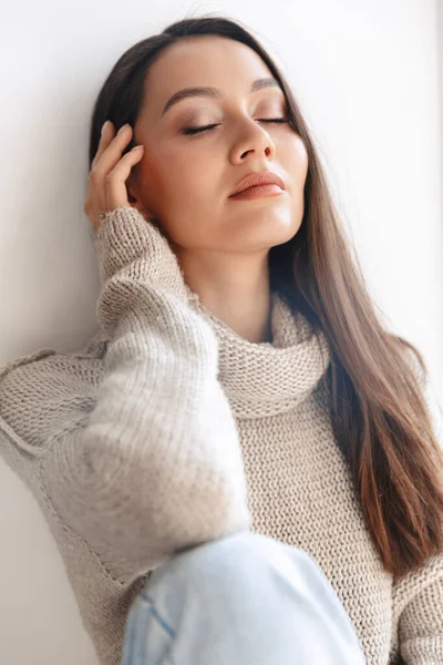 Imagen Mujer Asiática Relajada Posando Con Los Ojos Cerrados Aislados —  Fotos de Stock