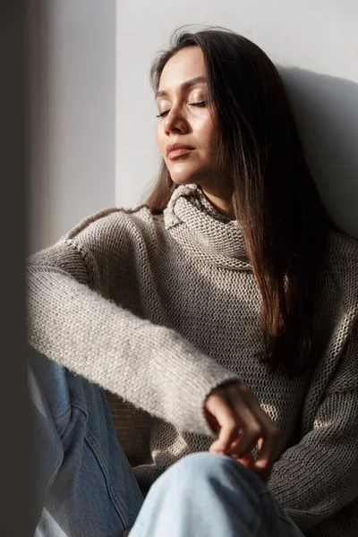 Imagen Mujer Asiática Relajada Posando Con Los Ojos Cerrados Mientras — Foto de Stock