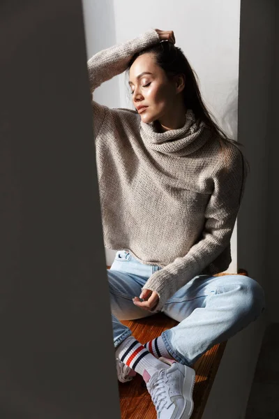 Imagem Mulher Asiática Relaxada Posando Com Olhos Fechados Enquanto Sentado — Fotografia de Stock