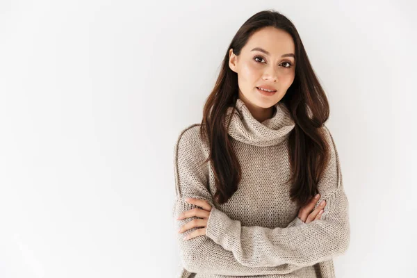 Immagine Compiaciuta Donna Asiatica Posa Guardando Fotocamera Isolata Sfondo Bianco — Foto Stock