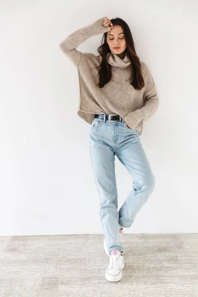 Image Beautiful Asian Woman Posing Eyes Closed Camera While Leaning — Stock Photo, Image