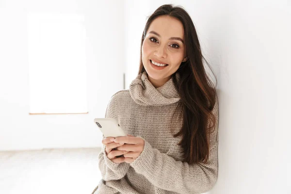 Imagem Mulher Asiática Alegre Sorrindo Usando Smartphone Enquanto Inclina Parede — Fotografia de Stock