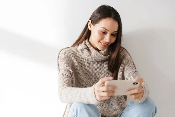 Imagem Mulher Asiática Sorrindo Sentado Jogando Jogo Vídeo Smartphone Isolado — Fotografia de Stock