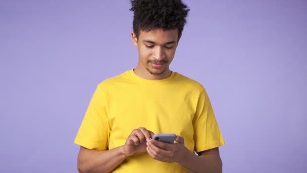 Jovem Africano Emocionado Feliz Cara Isolado Sobre Fundo Roxo Usando — Vídeo de Stock