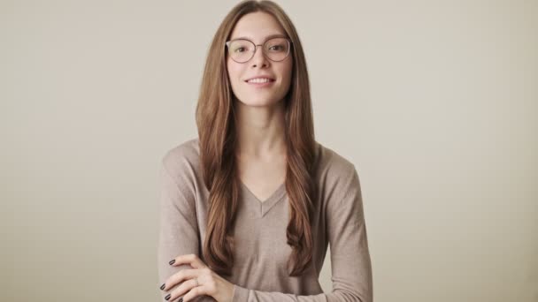 Hermosa Joven Alegre Bonita Mujer Con Gafas Aisladas Sobre Fondo — Vídeo de stock