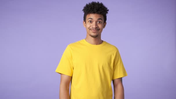 Joven Africano Feliz Chico Aislado Sobre Púrpura Fondo Mostrando Pulgares — Vídeo de stock