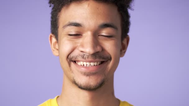 年轻的非洲积极快乐的家伙被隔离在紫色背景之外 — 图库视频影像