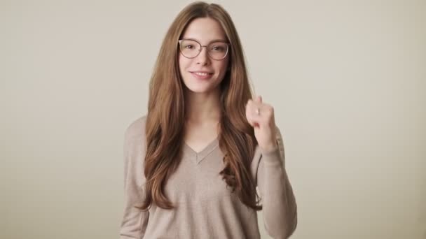 Όμορφη Νεαρή Χαρούμενη Όμορφη Γυναίκα Φορώντας Γυαλιά Απομονώνονται Πάνω Από — Αρχείο Βίντεο