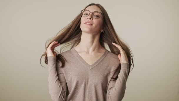 Hermosa Joven Complacido Linda Mujer Bonita Aislada Sobre Fondo Pared — Vídeos de Stock