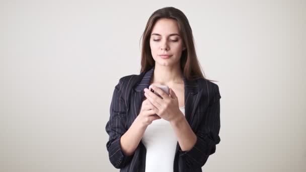 Een Mooie Jonge Vrouw Draagt Casual Kleding Met Behulp Van — Stockvideo