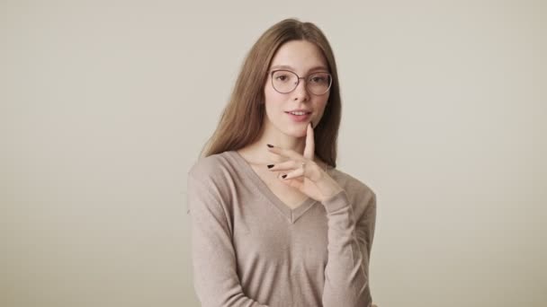 Hermosa Joven Optimista Bonita Mujer Usando Gafas Aisladas Sobre Fondo — Vídeo de stock