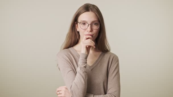 Hermosa Joven Pensamiento Reflexivo Mujer Bonita Con Gafas Aisladas Sobre — Vídeos de Stock