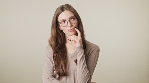 Hermosa Joven Pensando Linda Mujer Bonita Con Gafas Aisladas Sobre — Vídeos de Stock