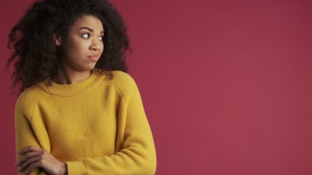 Joven Africana Emocional Mujer Aislada Sobre Rojo Oscuro Fondo Borgoña — Vídeo de stock