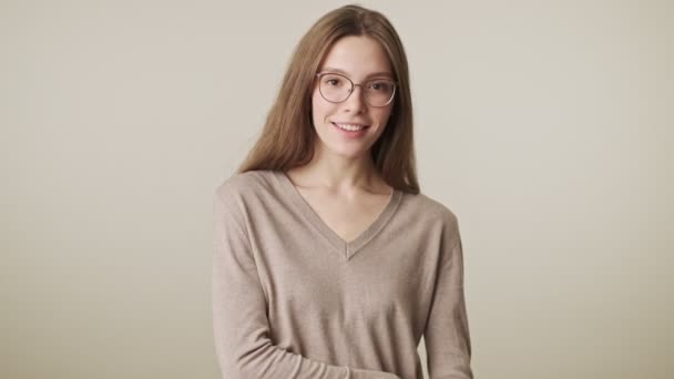 Hermosa Joven Feliz Bonita Mujer Usando Gafas Aisladas Sobre Fondo — Vídeos de Stock