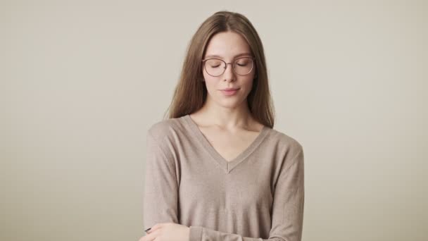 Hermosa Joven Sonriente Bonita Mujer Con Gafas Aisladas Sobre Fondo — Vídeos de Stock