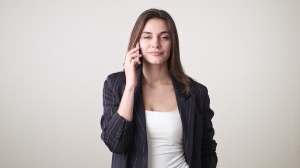 Uma Encantadora Feliz Jovem Mulher Vestindo Roupas Casuais Está Falando — Vídeo de Stock