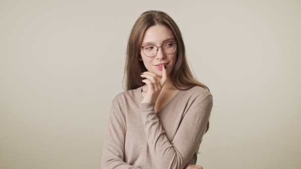 Hermosa Joven Pensamiento Reflexivo Mujer Bonita Con Gafas Aisladas Sobre — Vídeo de stock