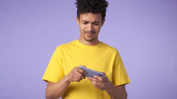 Jovem Africano Emocional Nervoso Cara Isolado Sobre Roxo Fundo Jogar — Vídeo de Stock