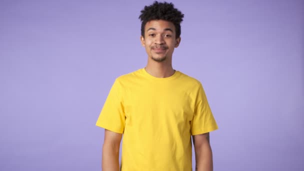Young African Positive Guy Isolated Purple Background Says Yes — Stock Video