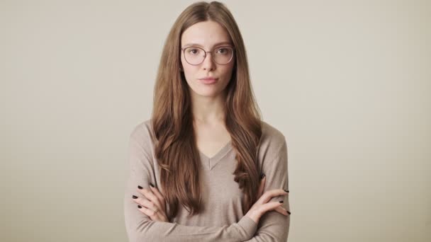 漂亮的年轻而严肃的漂亮女人 戴着灰色墙壁背景的眼镜 不同意你的观点 — 图库视频影像