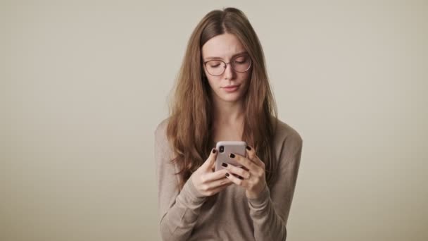 Mooie Jonge Geconcentreerde Leuke Mooie Vrouw Geïsoleerd Grijze Muur Achtergrond — Stockvideo