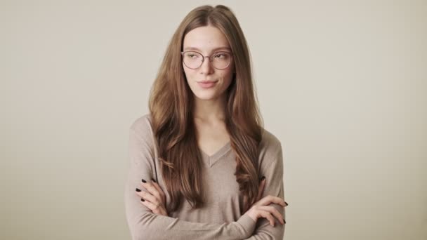Krásná Mladá Roztomilá Hezká Žena Nosí Brýle Izolované Přes Šedou — Stock video