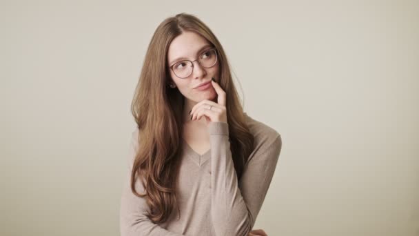 Hermosa Joven Pensamiento Reflexivo Mujer Bonita Con Gafas Aisladas Sobre — Vídeo de stock