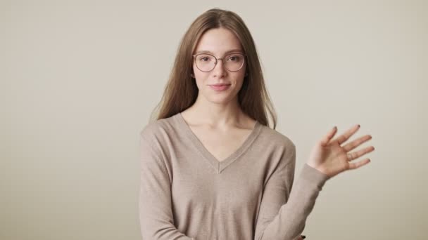 Hermosa Mujer Bonita Positiva Joven Con Gafas Aisladas Sobre Fondo — Vídeos de Stock