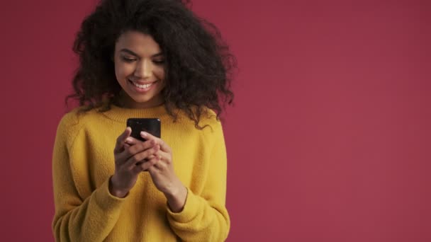 Mujer Joven Africana Concentrada Aislada Sobre Fondo Rojo Oscuro Borgoña — Vídeos de Stock