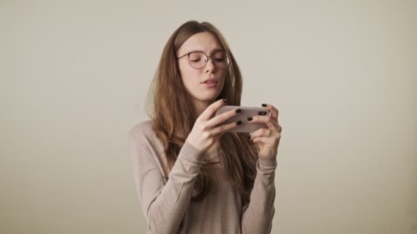 Giovane Concentrata Carina Bella Donna Isolata Sfondo Grigio Muro Giocare — Video Stock