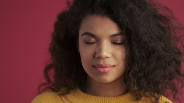 Jovem Mulher Alegre Feliz Africano Isolado Sobre Fundo Borgonha Vermelho — Vídeo de Stock