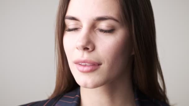 Çekici Bir Kadının Yakın Çekim Görüntüsü Stüdyodaki Beyaz Arka Planda — Stok video