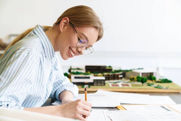 Foto Van Een Glimlachende Blonde Vrouw Architect Bril Werken Met — Stockfoto