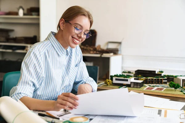 Foto Leende Blond Kvinna Arkitekt Glasögon Arbetar Med Ritningar Samtidigt — Stockfoto